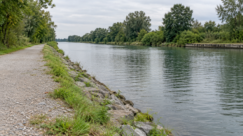 Kanal mit Steinpackung, freiem Uferweg und gegenüberliegenden Uferstrukturen